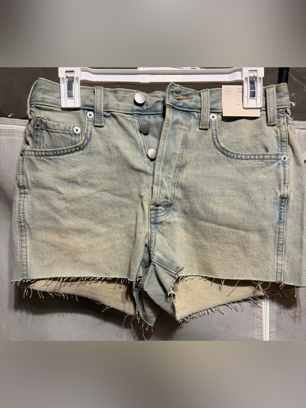 Universal thread Women’s high-rise mini cut-off denim shorts in a light wash S 4